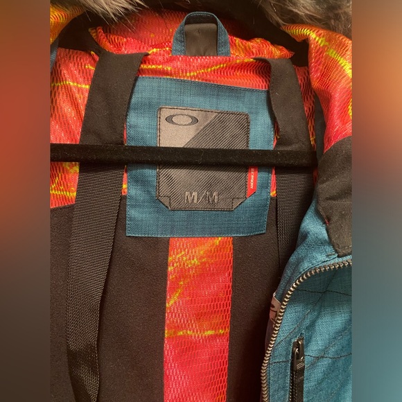 Oakley snow/ski jacket with faux fur trimmed hood in size medium. - Picture 6 of 9